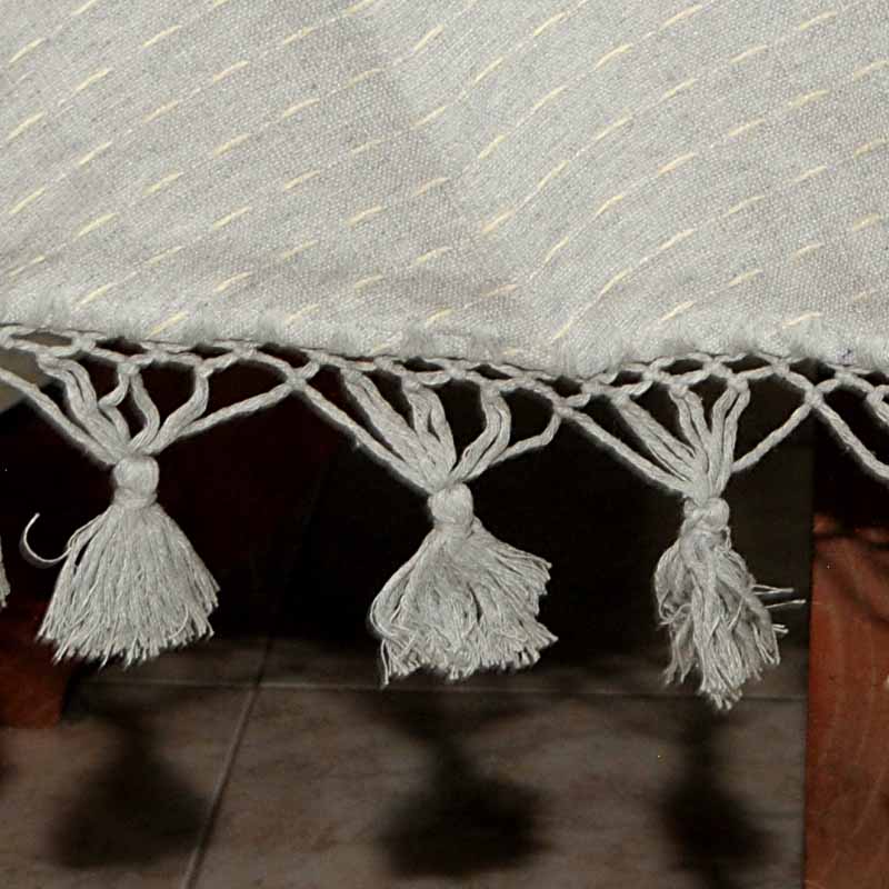 Mantel Redondo Color Gris Gis Bordado Hormiga. 100 % algodón. Hecho a Mano. Fleco.